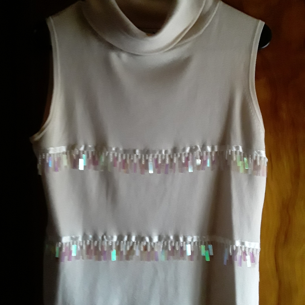 Off white short sleeve sweater/ w different color